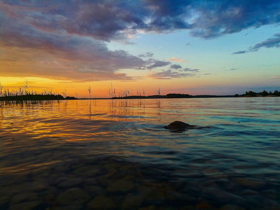 Värikäs auringonlasku järvellä