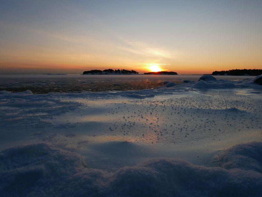 Auringonlasku jäätyneen meren päällä