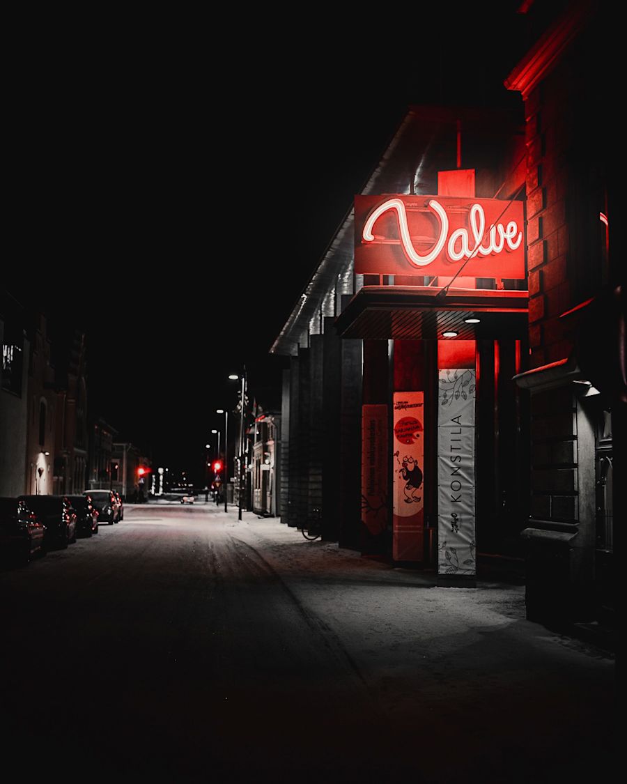 Neon-valo rakennuksen kyltissä, joka sanoo "Valve"