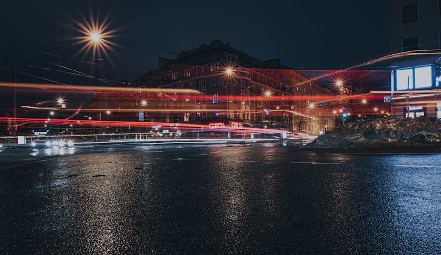 Pitkä valotus kaupungissa liikkuvista autoista