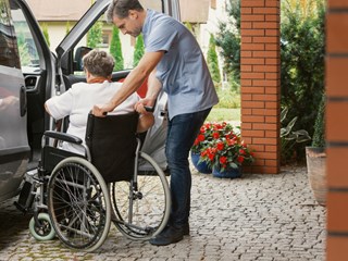 seniorin rollstuhl hilfe