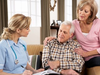 pflegerin-erklaert-senioren-ehepaar