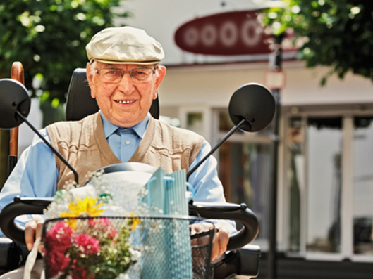 Senior auf Elektromobil.