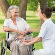 entlastungsbetrag-pflegerin-und-seniorin