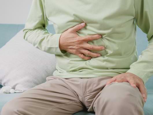 Mann hat Bauchschmerzen