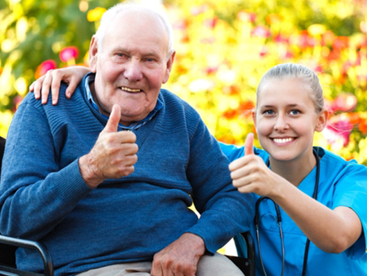 Zufriedener Senior in der Kurzzeitpflege.