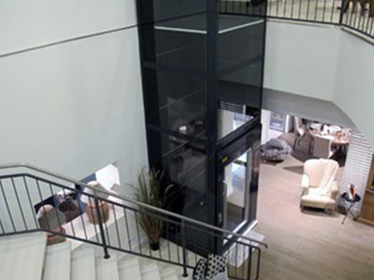 Homelift im Innenbereich eines Hauses.