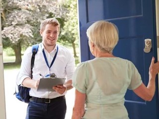 seniorin-macht-tuer-auf.jpg