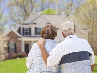 pflegeimmobilien-senioren-vor-haus