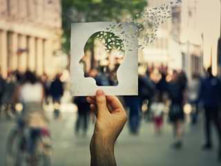 hand-haelt-blatt-mit-kopf