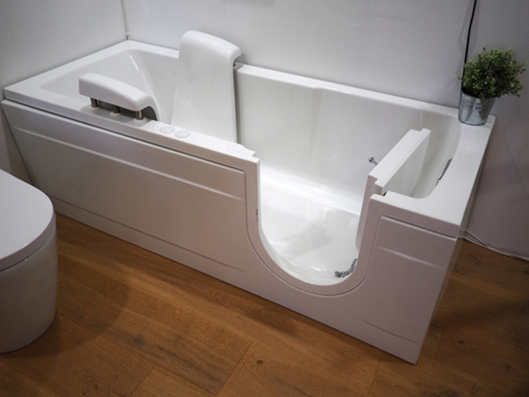 Badewanne mit Badewannentür, die sich nach innen öffnen lässt.