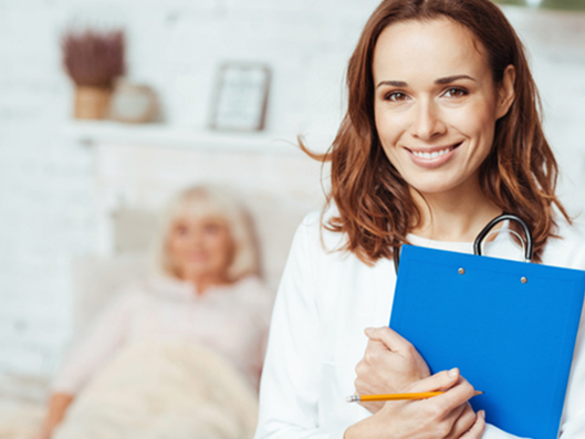 Intensivpflegekraft bei der häuslichen Pflege.