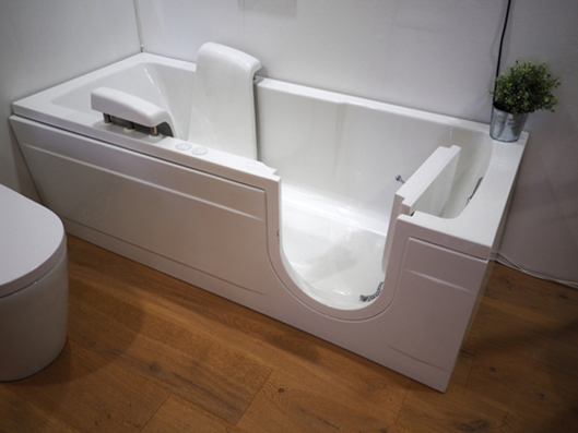 Eingebaute Badewannentür in eine bestehende Badewanne.