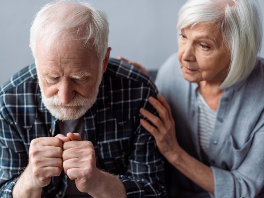 Ein Senior und seine Ehefrau.