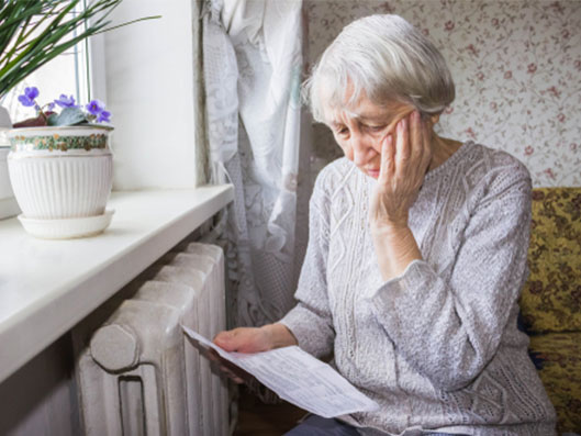 Pflegebedürftige besorgte Dame