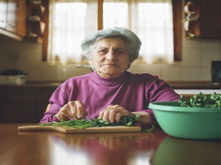 Content Frau Küche Kochen