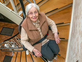 treppenlift_kosten_seniorin_auf_treppe