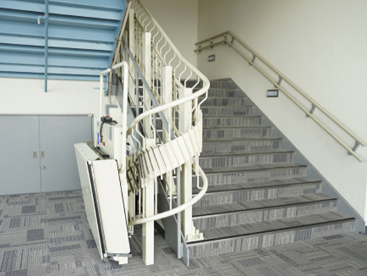 Plattformlift im Innenbereich einer geraden Treppe.