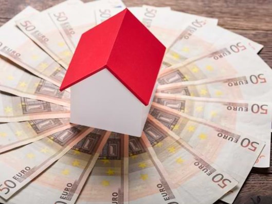 Haus auf Geldscheinen