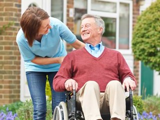 pflegerin-mit-senior-rollstuhl.jpg?mode=crop