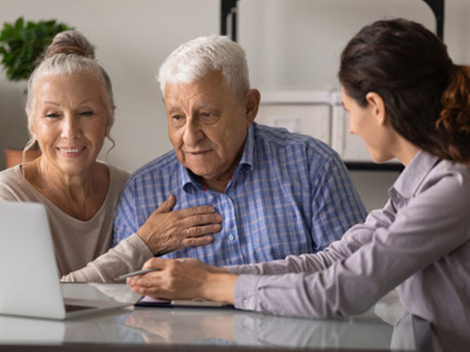 Senioren sind erleichtert, dass sie Überblick über die Kosten einer Seniorenbetreuung haben.