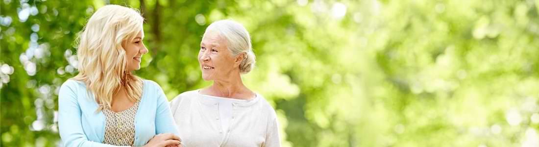 24 Stunden Pflegekraft und Senior im Garten