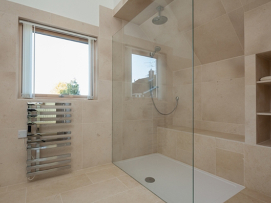 Bad mit einer ebenerdigen Dusche