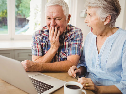 Senioren sind überrascht über die Kosten und Zuschüsse eines ambulanten Pflegedienstes.