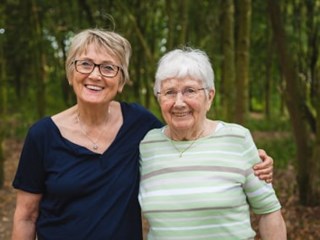 pflege-zu-hause-seniorin-tochter-gluecklich-400x267