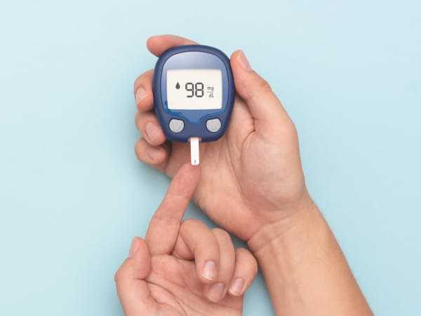 Ein Test des Blutzuckerspiegels wird an einem Finger durchgeführt.