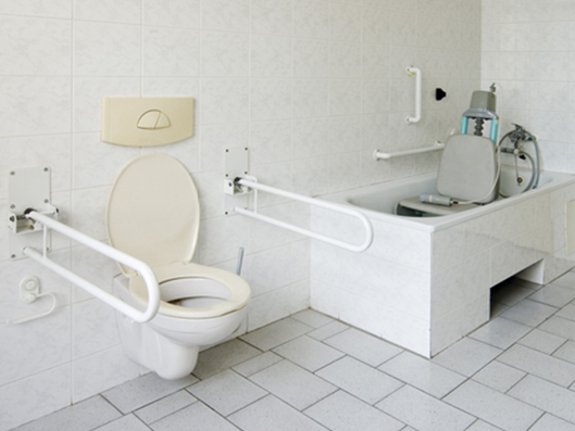 Badezimmer nach einer altersgerechten Badsanierung.