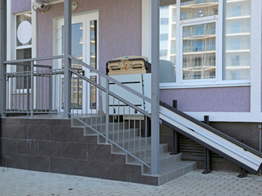 Plattformlift im Außenbereich.