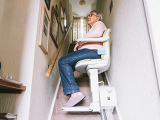 treppenlift_Kosten_Seniorin