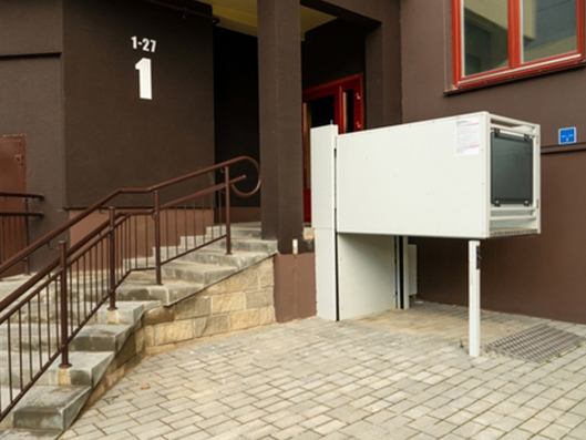 Hublift für Rollstuhlfahrer im Außenbereich.