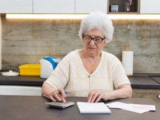 badewannentuer-kosten-seniorin-vergleicht-anbieter.jpg?mode=crop