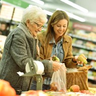 seniorin-mit-betreuerin-einkaufen