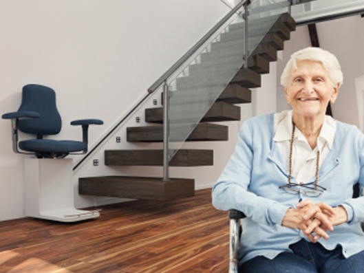 Seniorin ist erfreut über ihren neuen Treppenlift.