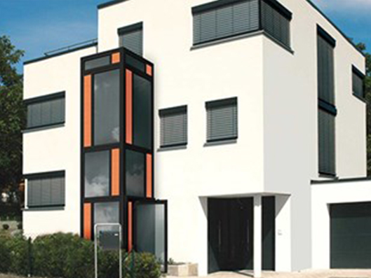 Homelift im Außenbereich eines Hauses.