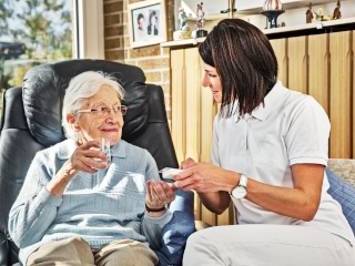 seniorin-und-pflegekraft-medikamente