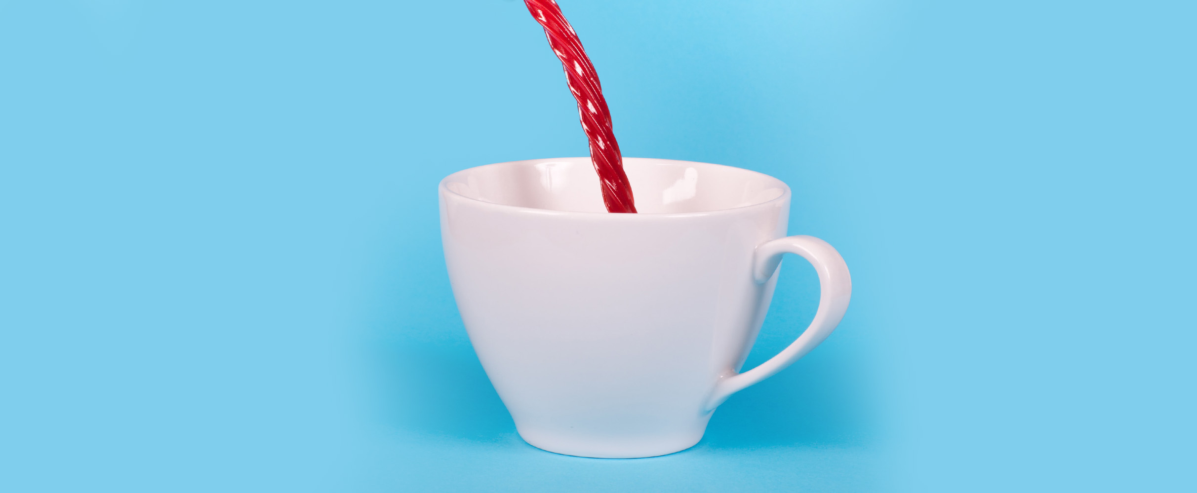 Scheutje melk: stop dit witte goedje in je thee voor minder gele tanden 