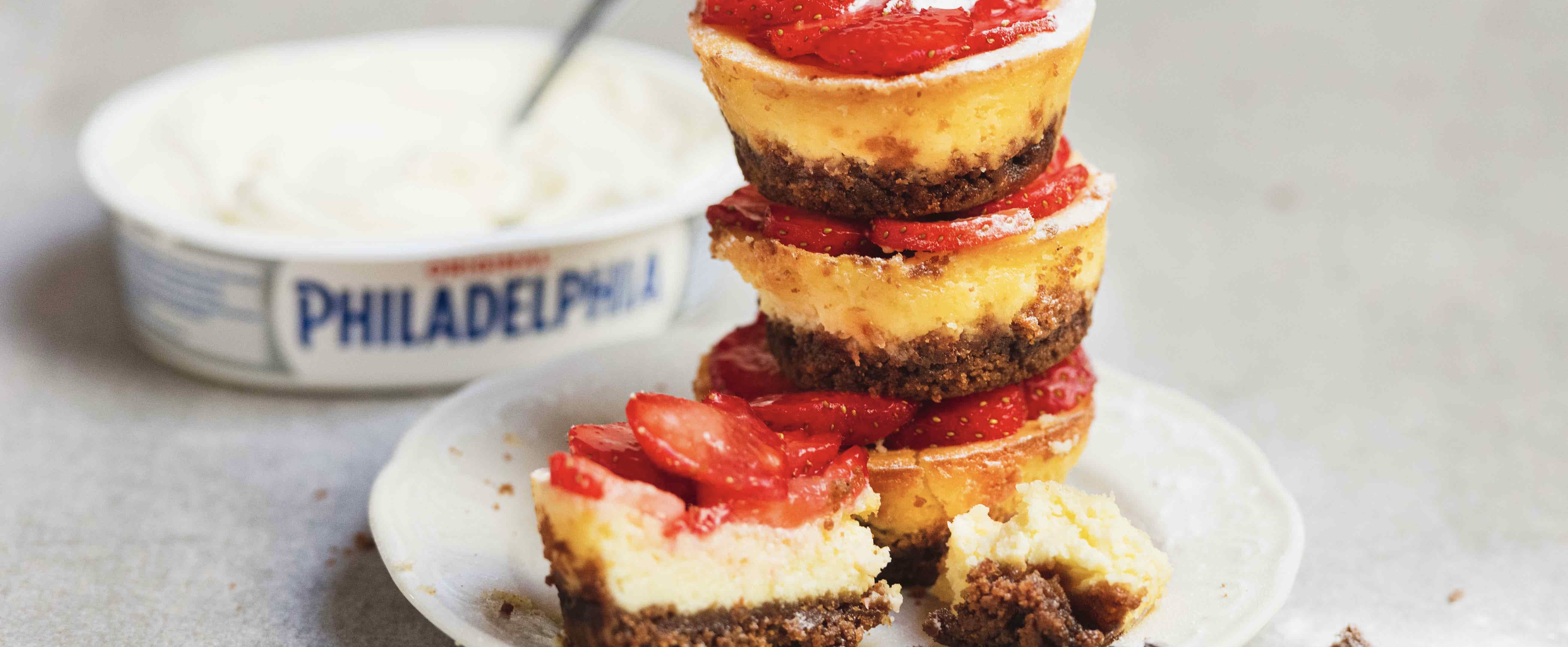 Fokking makkelijk recept: voor deze mini-cheesecakes met aardbeien hoef je allesbehalve een pro te zijn