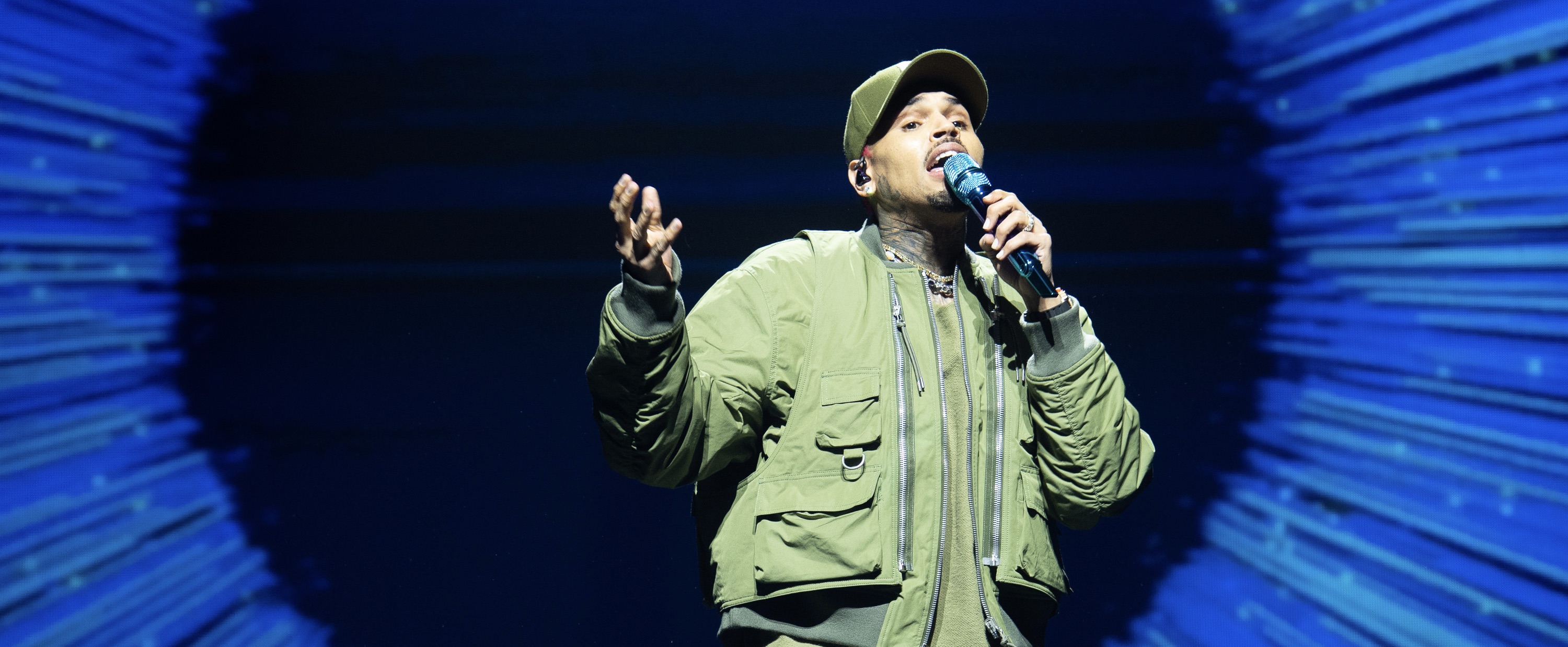 Chris Brown en entourage aangeklaagd voor mishandeling: 'Gooiden stoelen, trapten en sloegen'