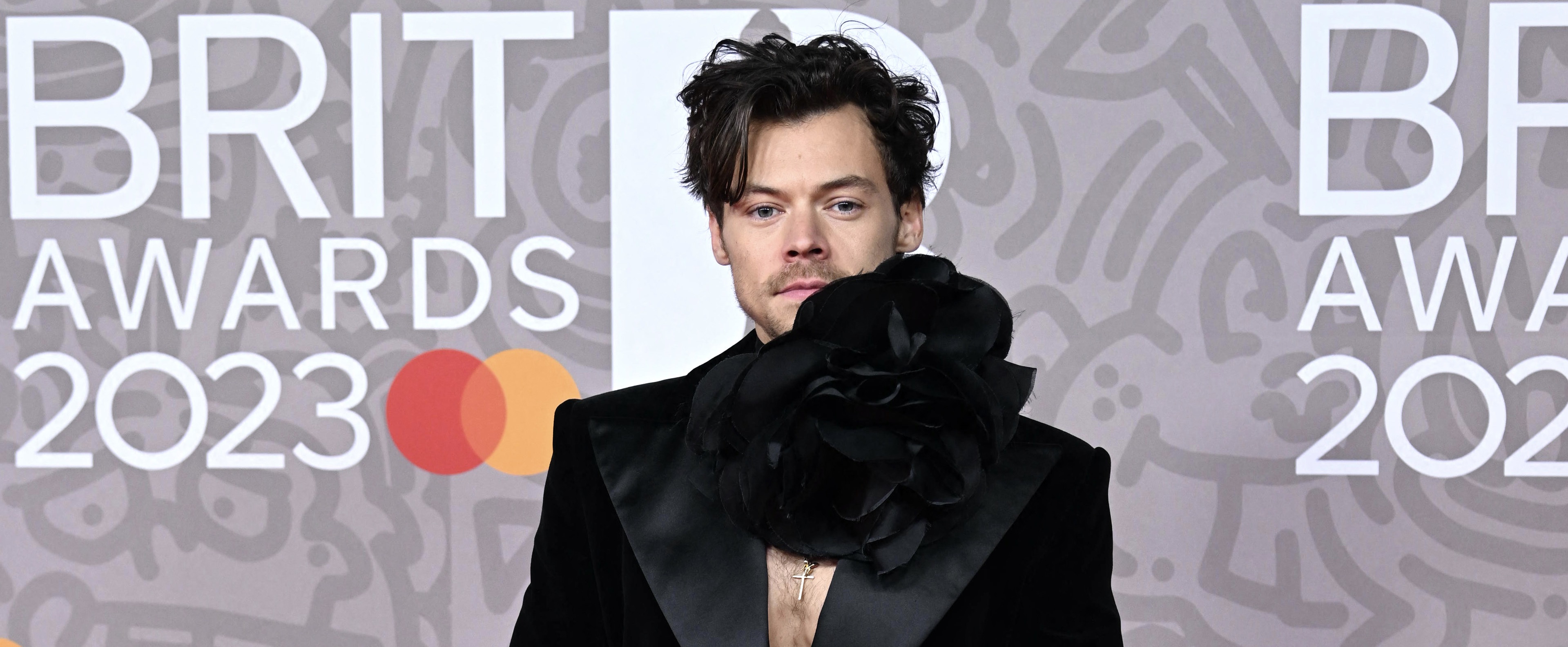 Harry Styles en Emily Ratajkowski zoenend gespot, en het beeldmateriaal is wat intens