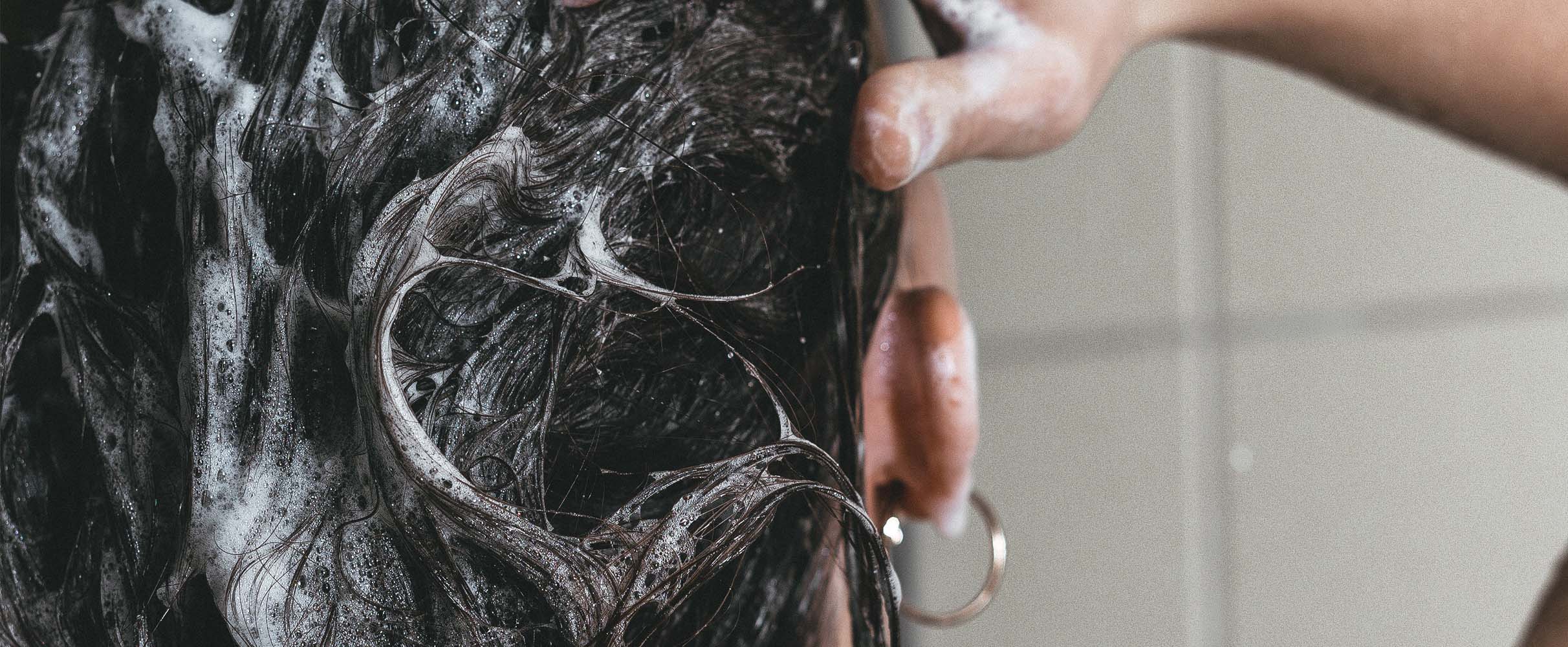 Als je haar maar goed zit: 5 shampoo hacks waar je nog niet vanaf wist