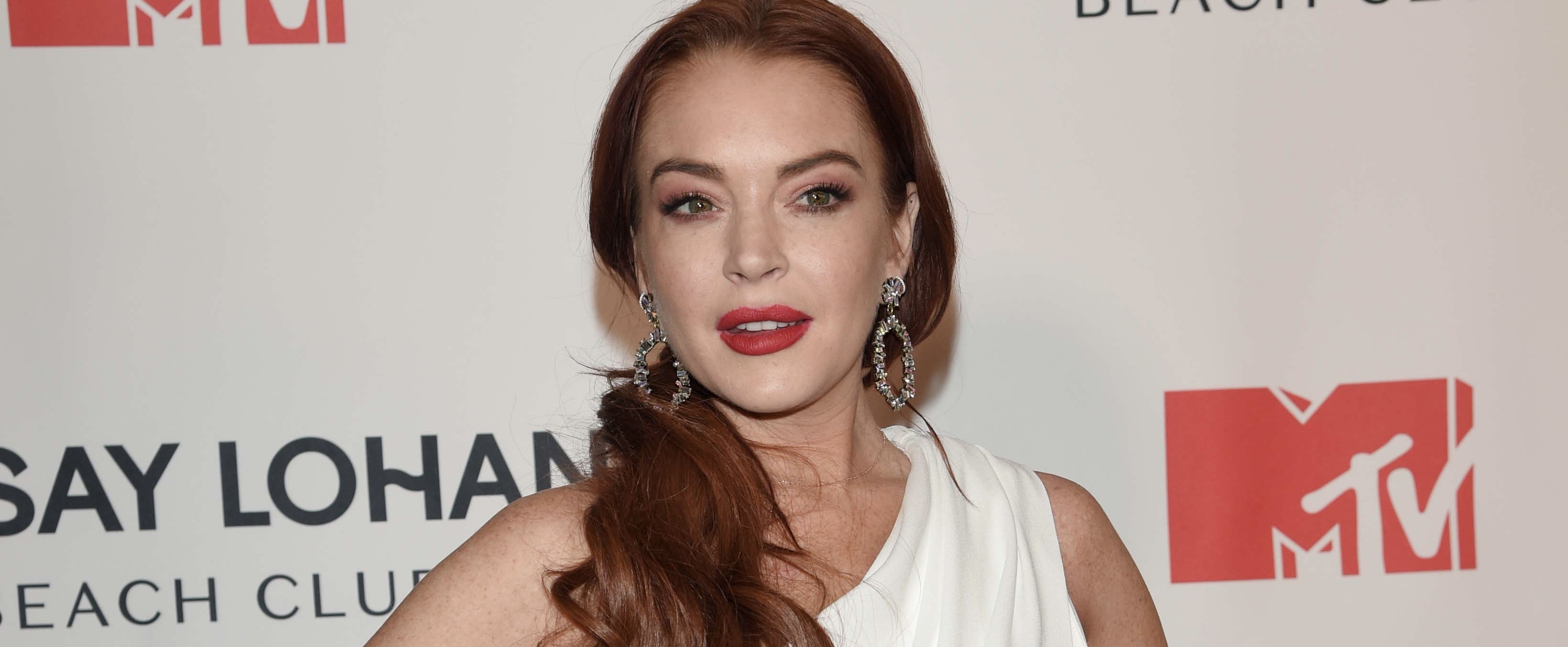 Lekker Lin: Lindsay Lohan showt babybuik op magazinecover