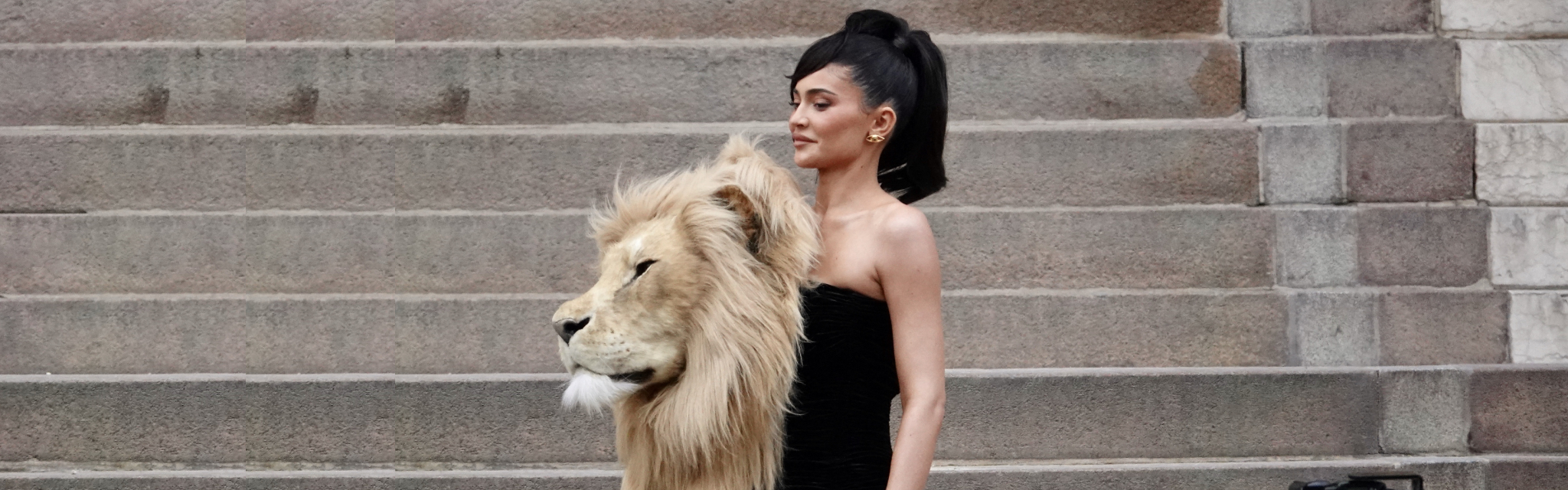 Kylie Jenner draagt jurk met enórme leeuwenkop, en is nu prooi voor kritiek