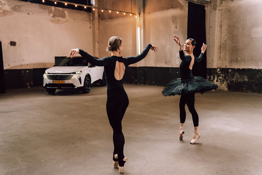 Igone de Jongh danst voor Estée Strooker, die daarbij een traantje wegpinkt - &C x Peugeot
