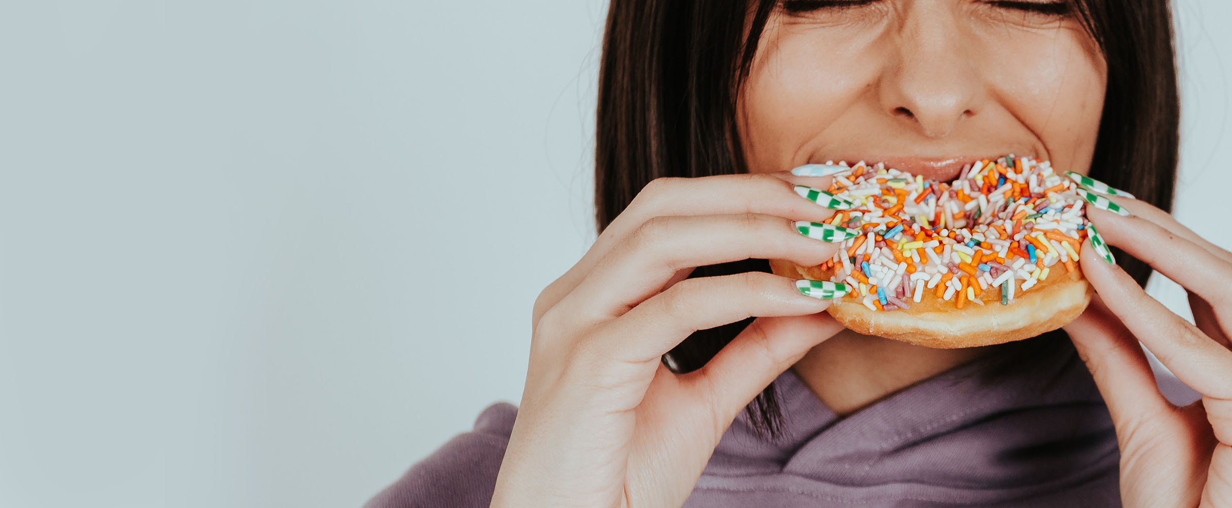 Hailey Biebers glazed donut nails domineren TikTok en zo maak je ze