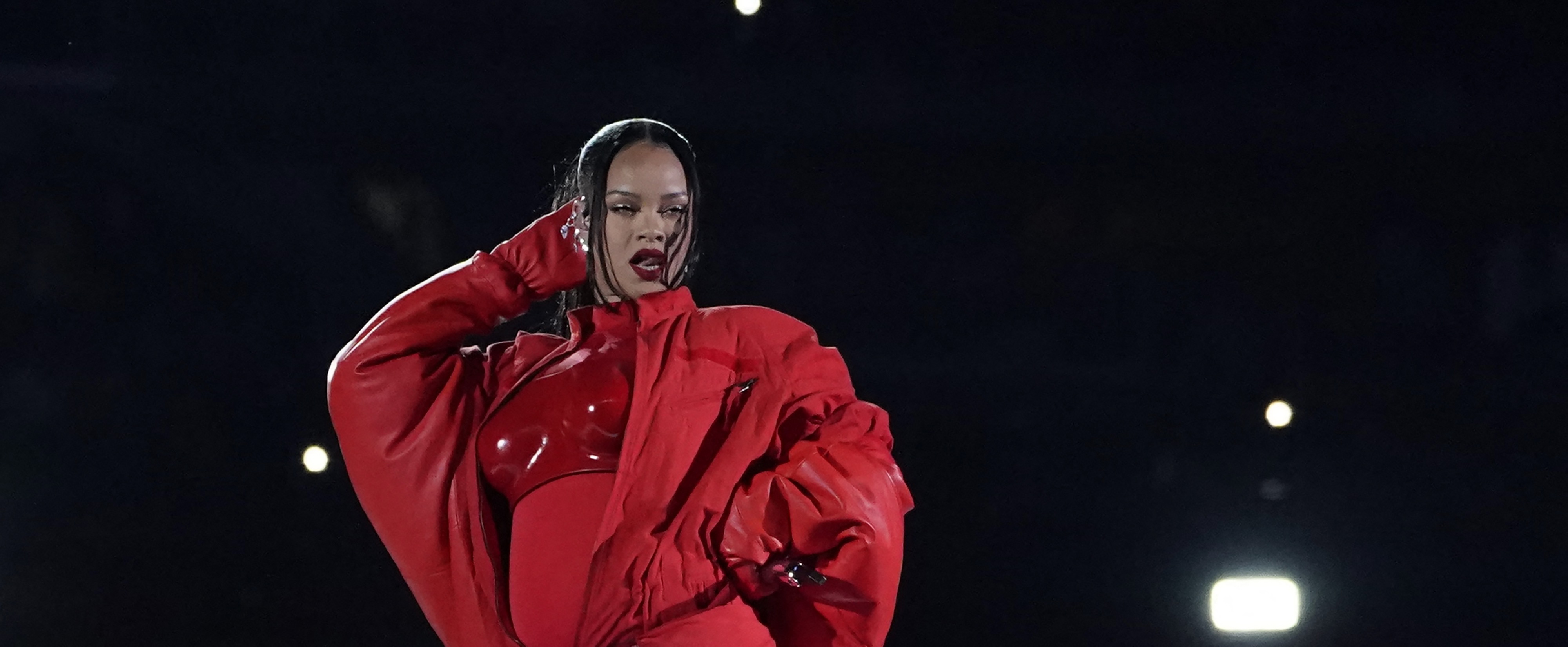 Ja ja, Rihanna knalde tijdens de Super Bowl maar heb je de gebarentolk ook gezien?