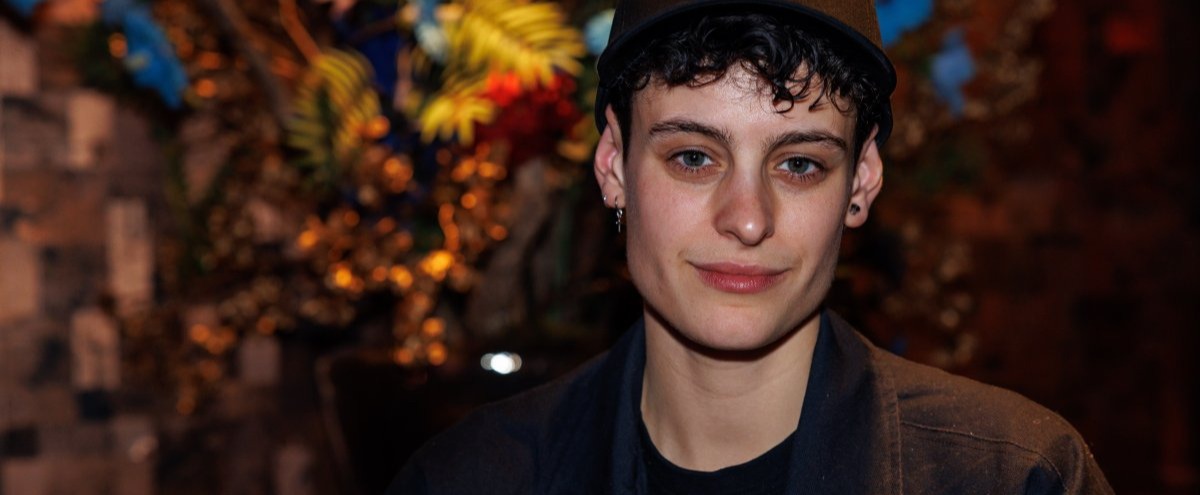 Thorn de Vries vraagt X in paspoort aan - &C